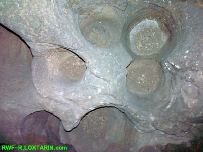 حفره های ایجاد شده در غاری در کوه یه له ور که در گذشته محل زندگی انسان بوده است